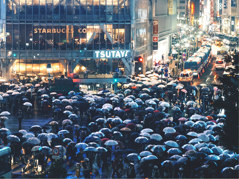2- Japon saison des pluies été quartier Shibuya croisement passage piéton